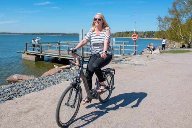 Pedaleando en la isla de Seurasaari en el archipiélago de Helsinki 