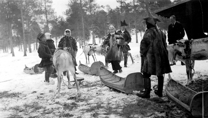 Turistas apunto para una excursión con renos en el año 1938 con auténticos pulkas Sami