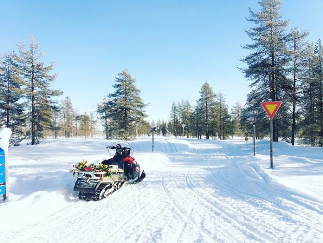Un cruce en una carretera de moto de nieve cerca de Rovaniemi 