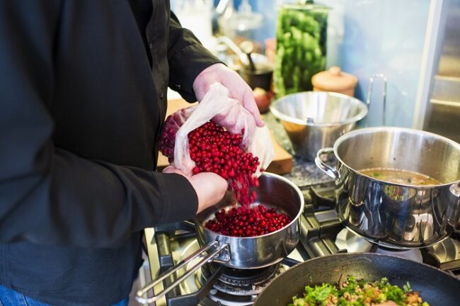 Cocinar con arandanos es muy tipíco de la cocina finlandesa (foto:JuhoKuva-VisitFinland)
