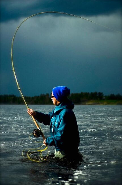 Pescando-con-mosca-desde-la-orilla-en-el-río-Tornio_fotoNaamisuvantoSalmonFishingLapland