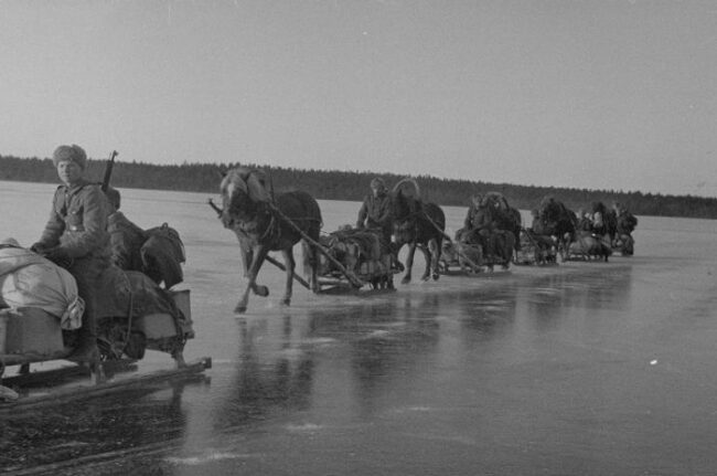 Columna-de-caballos-finlandeses-atravesando-un-lago-helado-durante-la-Segunda-Guerra-Mundial_fotoSAKuva