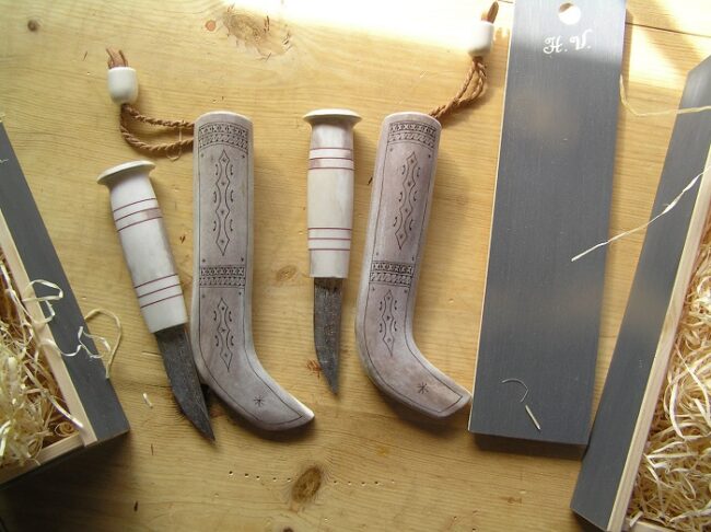 Cuchillos-Sami-Puukko-hechos-con-hueso-de-reno-y-hoja-de-acero-Damasco_fotoHornWork