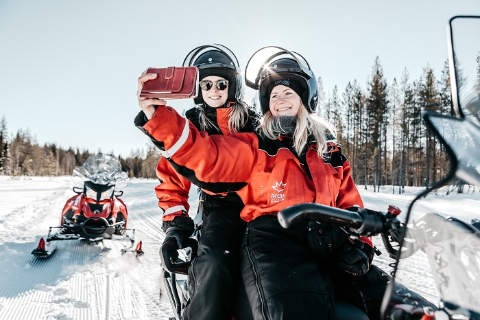 Durante-una-excursión-con-moto-de-nieve-en-Luosto-Laponia_fotoLaplandSafaris