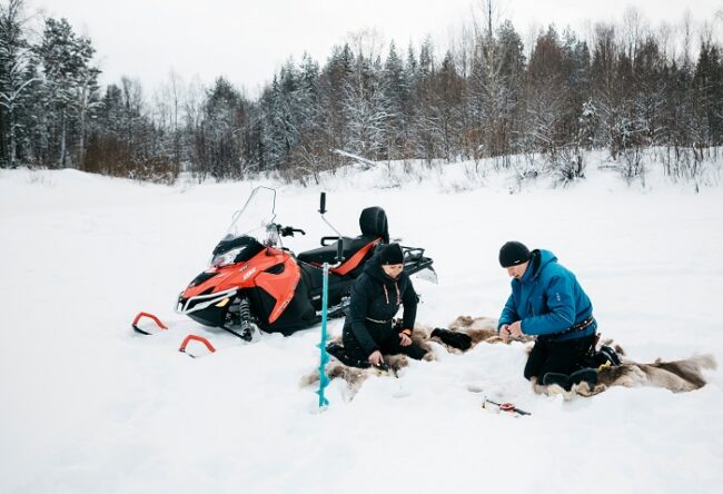 Pescando-en-el-hielo-en-algún-lugar-de-Ylläs-en-Laponia_fotoLaplandSafaris