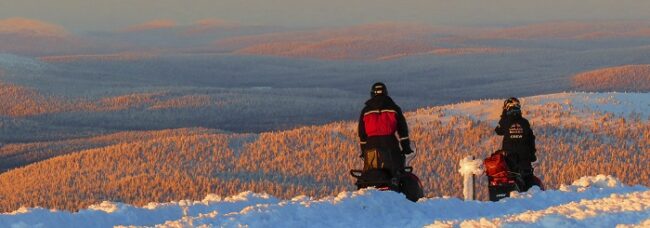 Saariselkä-es-una-zona-con-multitud-de-colinas-para-descubrir-en-moto-de-nieve_fotoLaplandSafaris