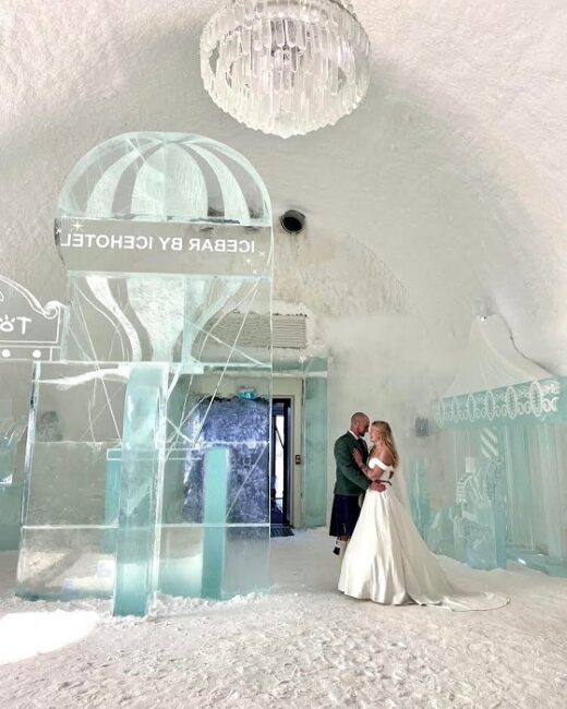 Matrimonio-durante-su-boda-en-un-hotel-de-hielo-en-Laponia_fotoArcticWeddingsOfLapland