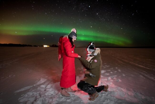 Propuesta-de-matrimonio-bajo-la-Aurora-Boreal-en-Laponia_fotoLaplandRomancePrivateTours