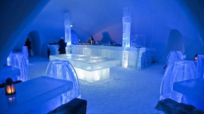 El-bar-de-hielo-del-castillo-de-hielo-en-Kemi_fotoVisitKemi