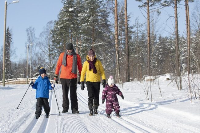 Iniciación-al-esquí-de-fondo_fotoMikkoHuotari-VisitFinland