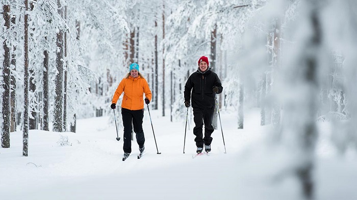 Practicando-el-esquí-de-fondo-en-el-Geoparque-de-Rokua_fotoEevaMakinen-NationalParks