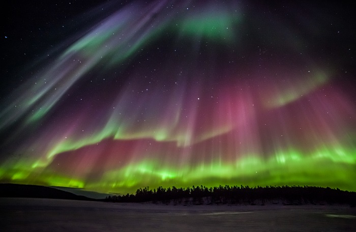 Espectacular-Aurora-Boreal-en-Nanguniemi-Inarijärvi_fotoPerttiTurunen-VisitFinland