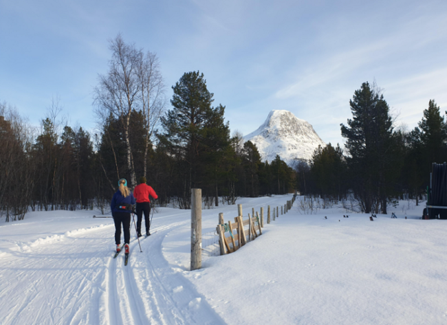 En-Kilpisjärvi-las-pistas-de-esquí-de-fondo-siguen-abiertas-y-mantenidas-durante-la-primavera_fotoNinaStrom-Nasjonalparkene