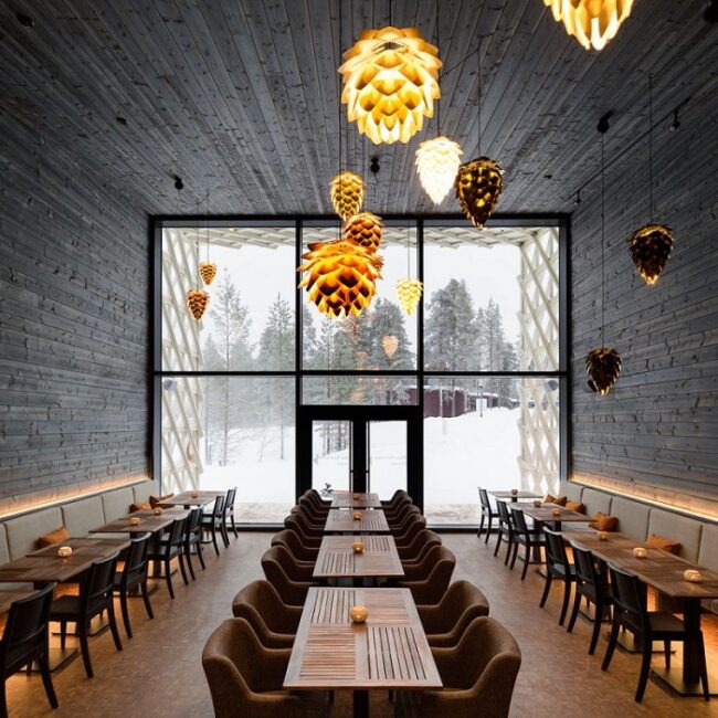 Una-de-las-salas-del-restaurante-del-Arctic-Treehouse-Hotel-foto-MarcGoodwin-DesignMilk
