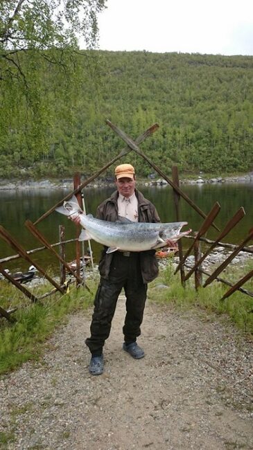 Salmón-de-18-kg-pescado-en-el-río-Teno-en-Utsjoki_fotoHolidayVillageValle