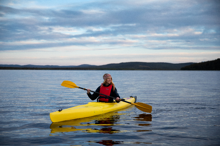 Kayak-en-el-lago-Inari_fotoHarriTarvainen-VisitFinland