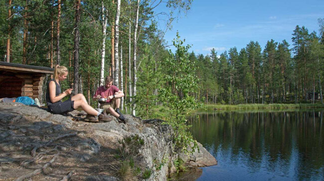 Descanso-en-un-cobertizo-del-Parque-Nacional-de-Isojärvi_fotoSannamariRatilainen-NationalParks