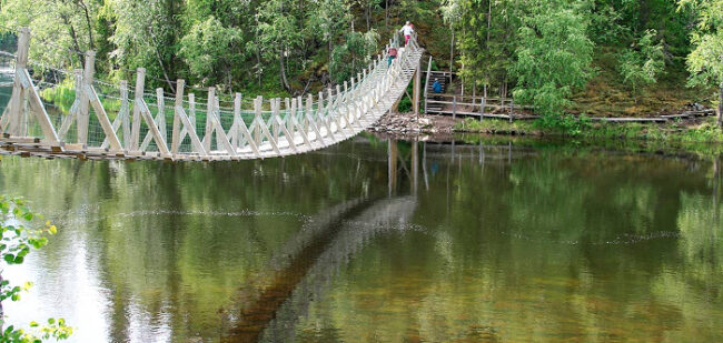 Los-puentes-colgantes-del-camino-de-Karhunkierros-son-un-atractivo-añadido_fotoMinnaKoramo-NationalParks