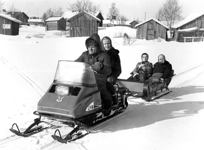 Familia-en-moto-de-nieve-en-Laponia-durante-el-año-1979_fotoKalevaArkisto