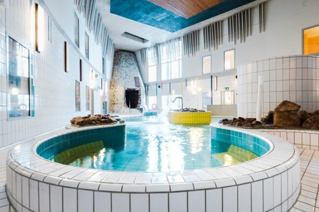 La-piscina-y-las-saunas-son-un-buen-lugar-para-relajarse-en-el-hotel-Luostotunturi-en-Luosto_fotoLaplandHotelsLuostotunturi