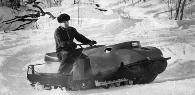 Moto-de-nieve-en-Laponia-en-el-año-1972_fotoKalevaArkisto
