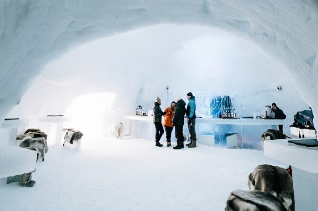 El-bar-de-hielo-de-Snowman-World-en-el-pueblo-de-Papá-Noel_fotoSantaClausVillage