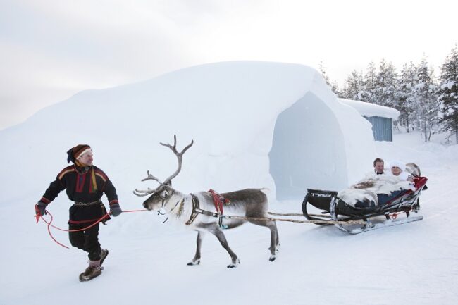 Inicio-de-un-paseo-con-renos-y-guía-Sami-en-Laponia_fotoTeaKarvinen-VisitFinland