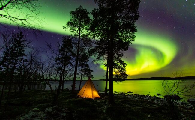 Aurora-Boreal-en-el-lago-Inari_fotoPerttiTurunen-VisitFinland