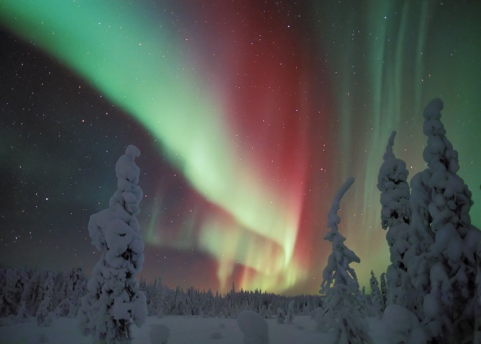 Espectacular-Aurora-Boreal-en-Laponia_fotoJormaLuhta-Leuku-VisitFinland