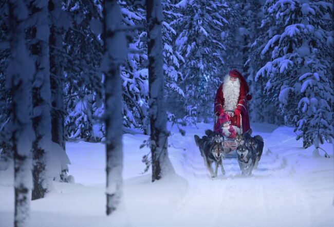 Papá-Noel-conduciendo-un-trineo-de-perros-husky_fotoVisitRovaniemi-VisitFinland
