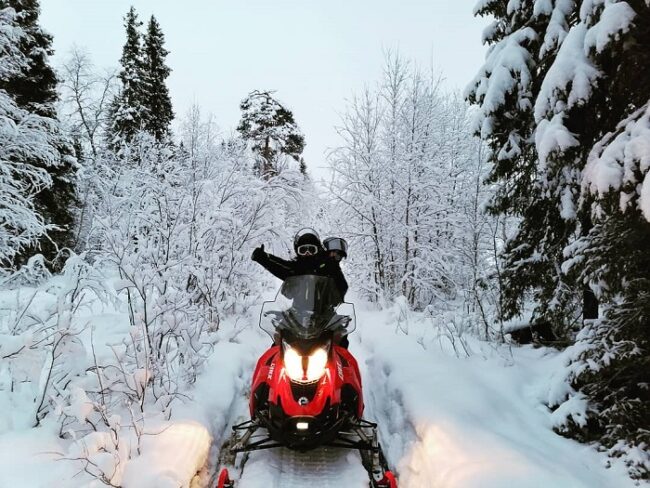 Con-la-moto-de-nieve-descubriremos-paisajes-de-ensueño-en-Laponia_fotoArcticAttitude