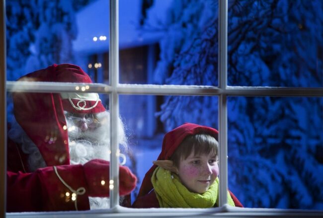 Elfo-y-Papá-Noel-mirando-por-una-ventana_fotoSnowmobilePark