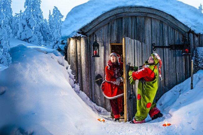 Elfos-abriendo-la-puerta-de-la-cabaña-secreta-de-Papá-Noel_fotoSantaPark