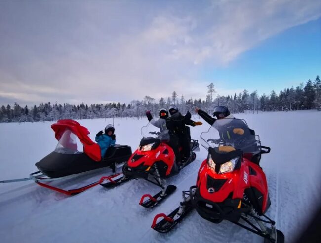 Excursión-en-moto-de-nieve-con-niños_fotoArcticAttitude