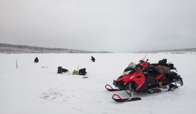 Excursión-en-moto-de-nieve-y-pesca-en-el-hielo_fotoArcticAttitude