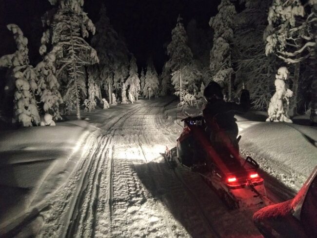 Excursión-nocturna-en-moto-de-nieve_fotoArcticAttitude