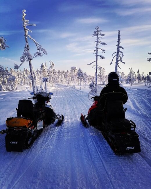 Las-carreteras-oficiales-de-moto-de-nieve-en-Laponia-están-muy-bien-señalizadas_fotoArcticAttitude