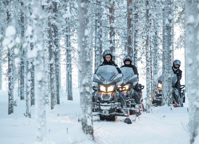 Descubriendo-el-bosque-de-Laponia-con-motos-de-nieve-eléctricas_fotoPorovaara