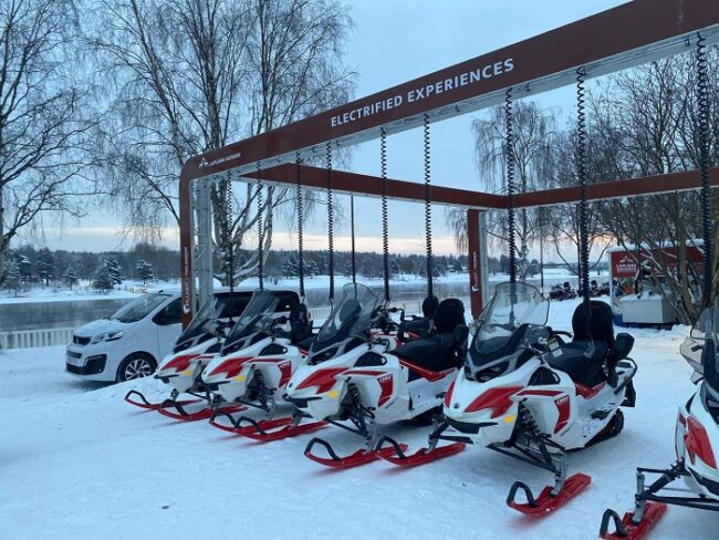 Motos-de-nieve-eléctricas-en-Rovaniemi_fotoLaplandSafaris