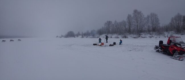 Pescando-en-el-hielo-en-Laponia_fotoArcticAttitude