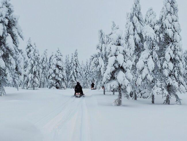 Safari-con-motos-de-nieve-eléctricas-en-los-alrededores-del-Arctic-Snow-Hotel-en-Rovaniemi_fotoSnowHotelRovaniemi