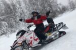 Safaris con motos de nieve eléctricas en la región de Laponia en Finlandia: Una aventura sostenible en el Ártico