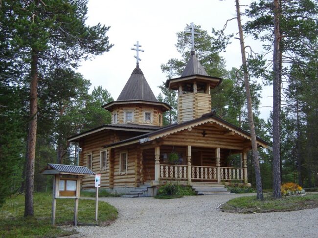 La-iglesia-ortodoxa-de-madera-Skolt-Sami-en-el-pueblo-de-Nellim_fotoBishkekRocks-Wikipedia