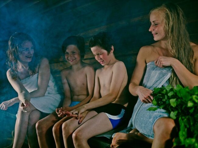 Disfrutando-de-la-sauna-finlandesa_fotoVisitFinland