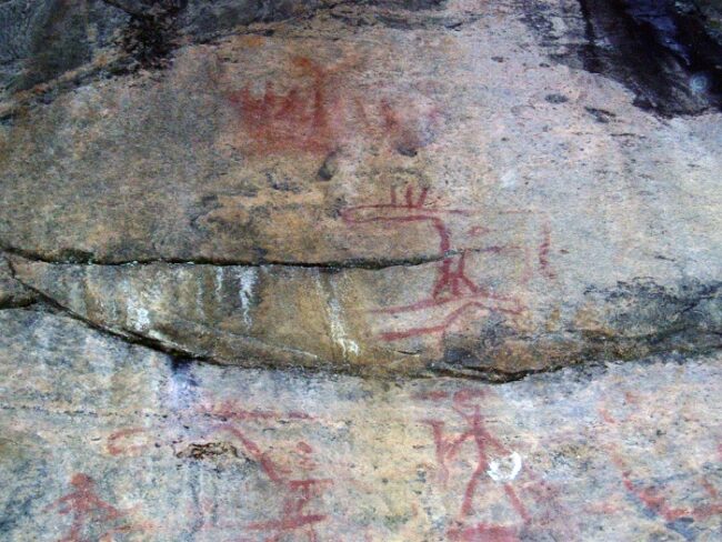 Pintura-rupestre-en-Astuvansalmi-cerca-de-la-ciudad-de-Mikkeli-Alce-barco-y-figuras-humanas_fotoOhtoKokko-Wikipedia