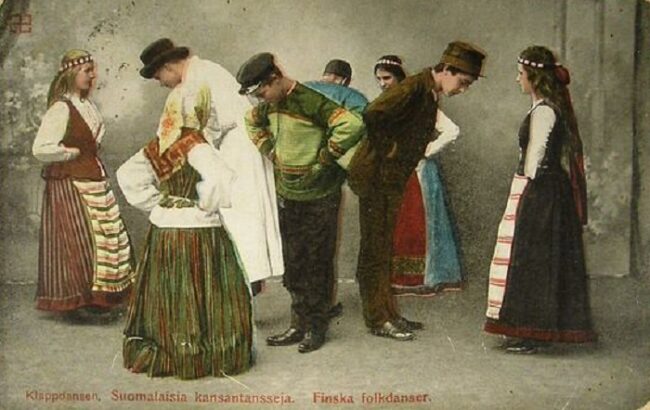 Postal-del-año-1908-Finlandeses-durante-un-baile-tradicional_fotoWikipedia